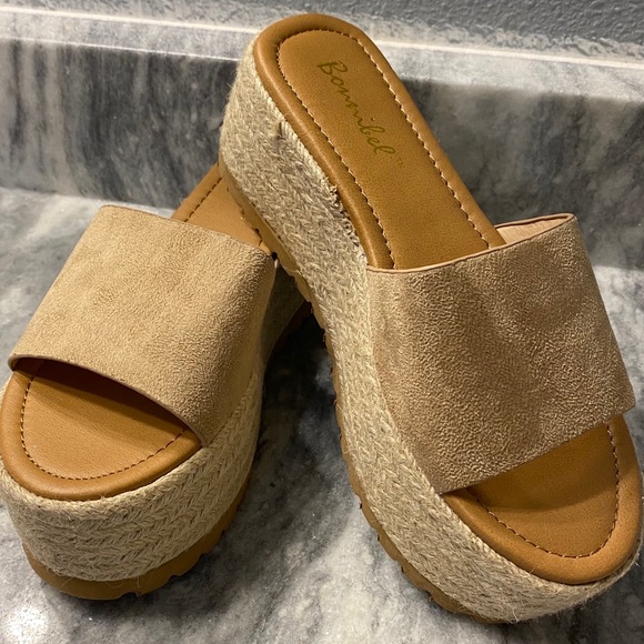 Brand new in box Mule Open Wedges Size 6 - Picture 2 of 3